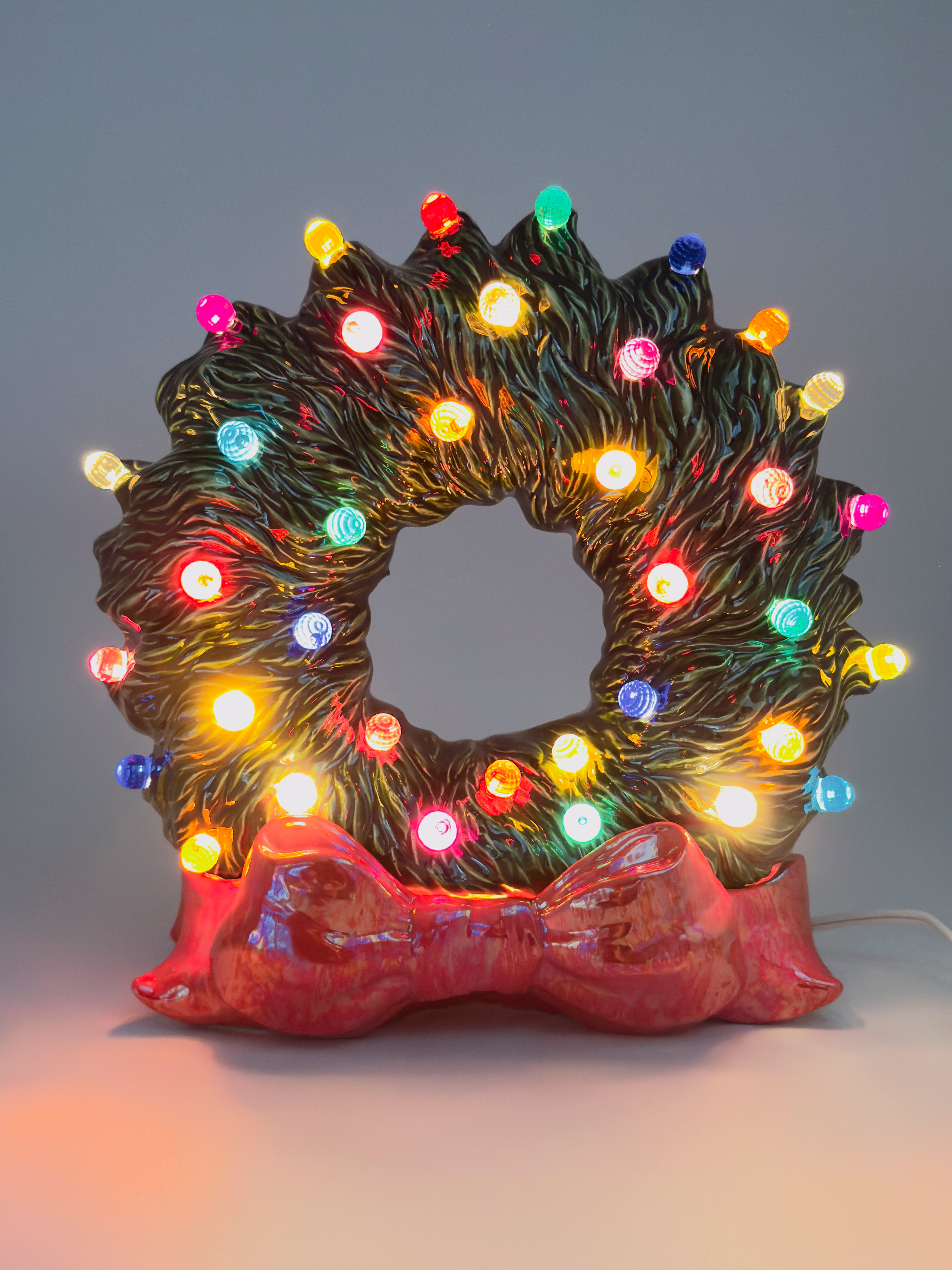 *Green Wreath with Multicolor Lights and Red Base